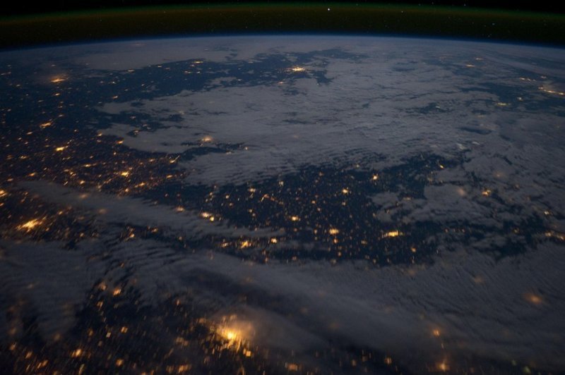 Восточная Европа ночью. На переднем (слева) плане Будапешт (Венгрия), Киев и вся Украина в центре и в верхней части фотографии