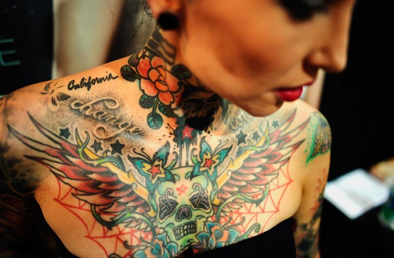 Людям со слабым иммунитетом стоит опасаться татуировок