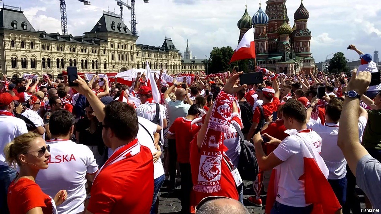 Подляка. Польские болельщики в Москве 2018. Поляки в Москве. Польский туристы в России. Поляки на красной площади.