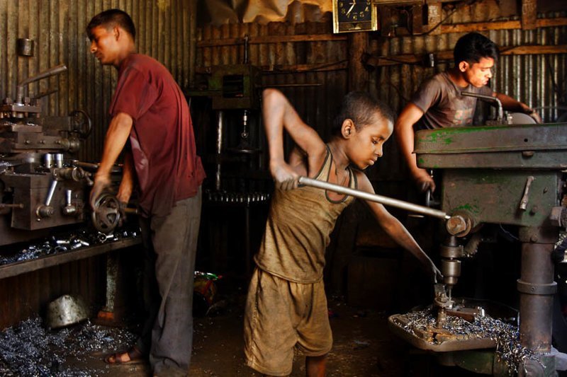 1. Документальный фотограф GMB Akash из Бангладеша создал серию снимков о тяжелом детском труде под названием "Ангелы в аду"