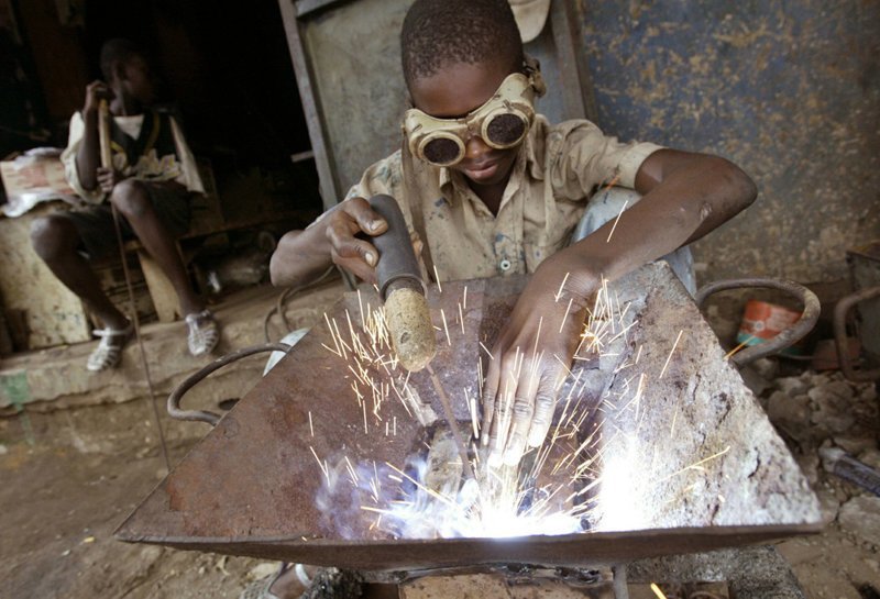 7. В Африке, как нигде, развит детский труд, который скорее похож на рабство
