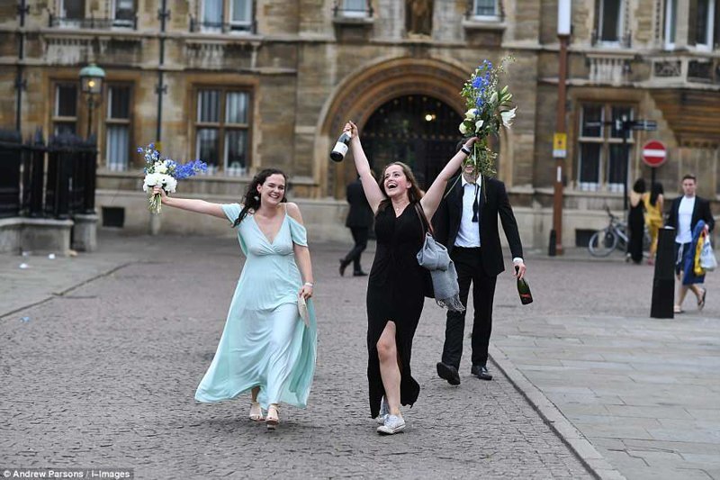 Студенты Кембриджа бурно отпраздновали выпускной