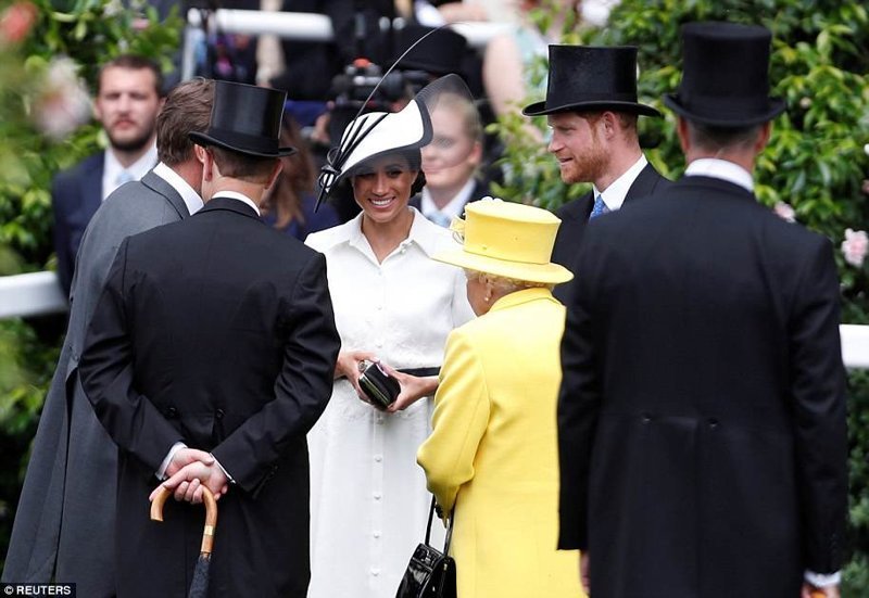 Открытие Royal Ascot: британские модницы и безумные шляпы на легендарных скачках