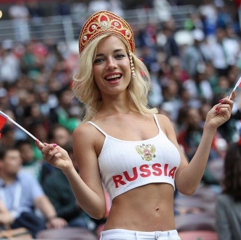 Российской фанаткой-красавицей оказалась порнозвезда