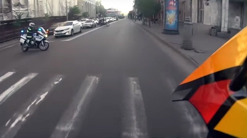 В Красноярске экстремал на квадроцикле устроил гонки с полицией по центру города