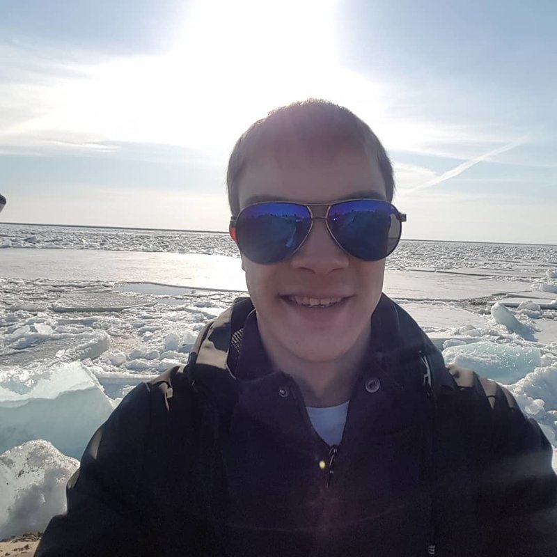 Главное, чтобы загар лег правильно: жители Крайнего Севера делятся своими фото на фоне льдин