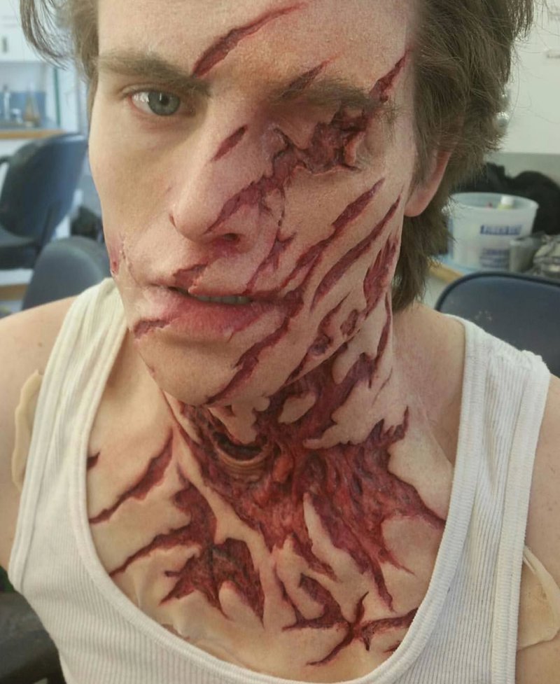 Грим одного из героев сериала «Wayward Pines» перед заливкой искусственной кровью