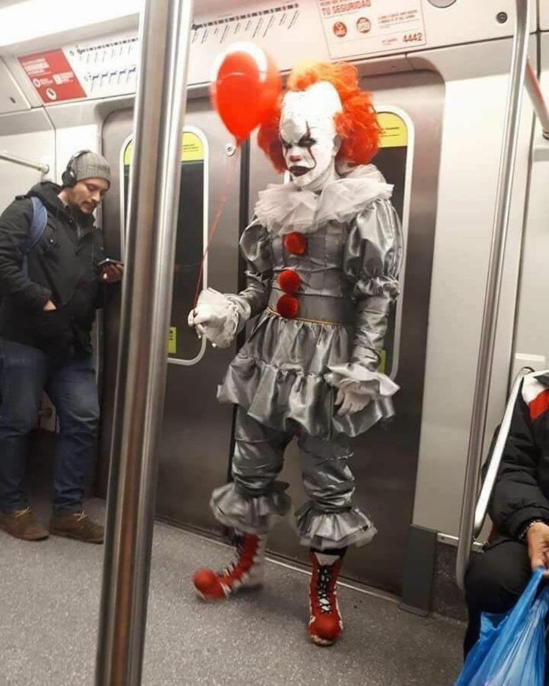 Люди в костюмах в метро