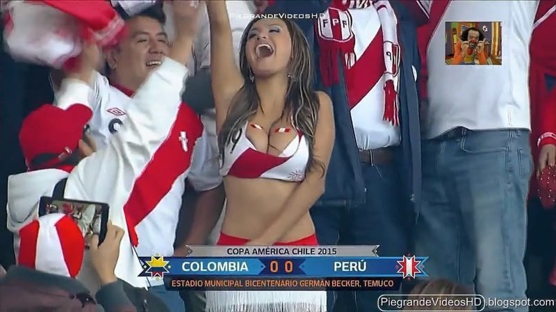 М - мотивация: перуанская фанатка за каждый гол своей команды снимает топик
