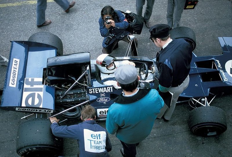 Использование высоких воздухозаборников, впервые примененных на Tyrrell 003 на Гран При Нидерландов ’71 позволило использовать более чистый воздух, улучшить охлаждение головок и поднять мощность на высоких скоростях.