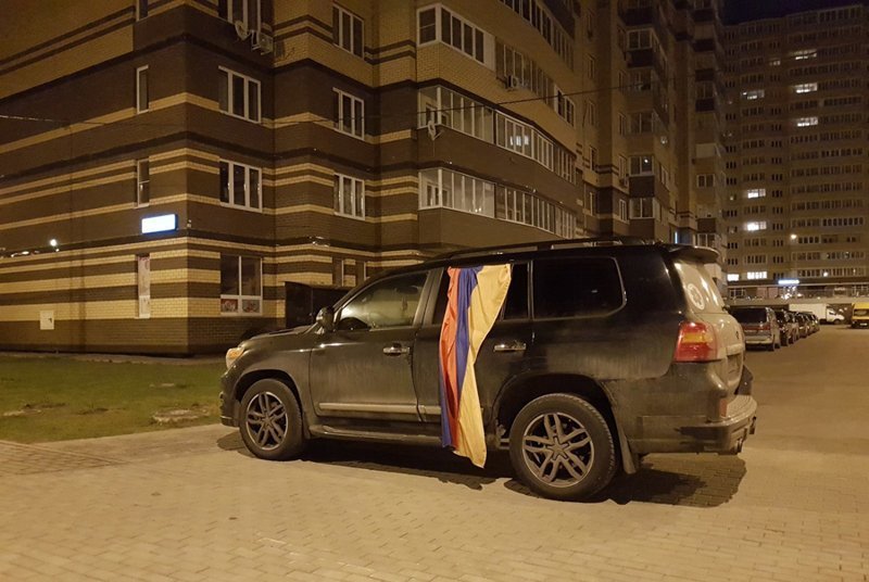 Некрасивая ситуация быстро дополнилась ещё и национальным фактором. Владелец мажористого #авто возил с собой флаг Армении, что выбесило простого русского человека.