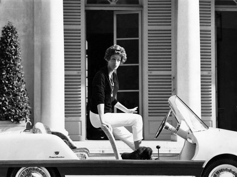 ...а Марелла Аньели позирует с автомобилем для журнала Vogue.