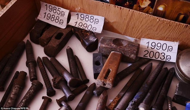 Экспозиция музея - ржавые инструменты Левона