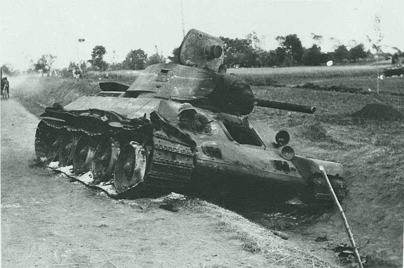 Советский танк Т-34, подбитый у дороги в районе Дубно.