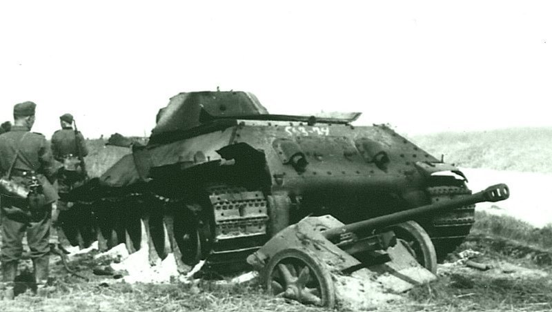 Подбитый танк Т-34 №563-74  из состава  15-го танкового полка 8-й танковой дивизии, раздавивший во время боя немецкую противотанковую пушку PaK-38. Место съемки: Магеров, Украина.  Время съемки: июнь 1941 