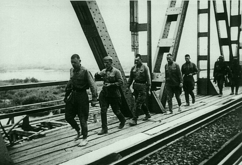 Советские военнопленные под конвоем немцев на железнодорожном мосту в Бресте. Время съемки: 22.06.1941.