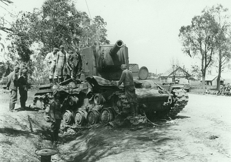Советский тяжелый танк КВ-2 из 6-го танкового полка 3-й танковой дивизии 1-го механизированного корпуса Северо-Западного фронта, подбитый 5 июля 1941 года в бою за город Остров. Место съемки: Псковская область. Время съемки: июнь-август 1941.