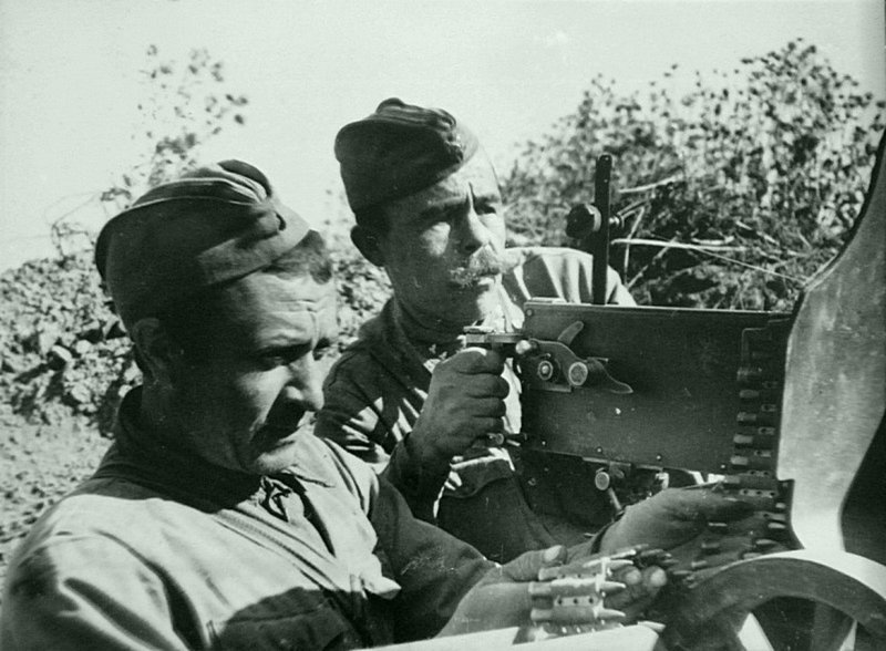 Сержант Гавриил Иванович Залозный (1901 года рождения, справа) у пулемета «Максим».  Время съемки: 1941.