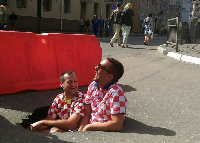 Хорватские болельщики «провалились» в дорожную яму