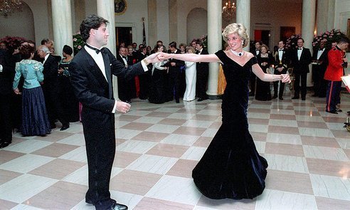 23. Принцесса Диана танцует с Джоном Траволтой на торжественном приеме, устроенном четой Рейганов в Белом доме