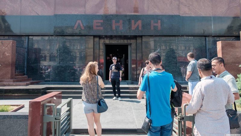 Болельщики пришли к Ильичу: «Ленин — суперчеловек»