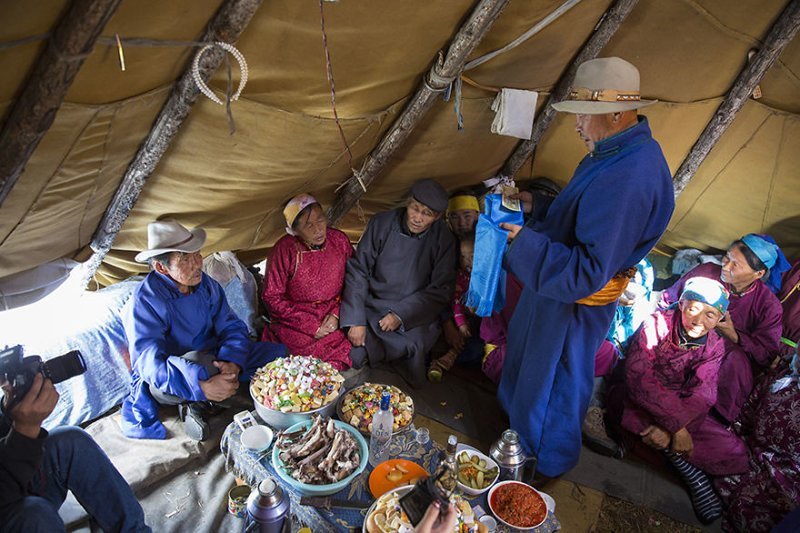 Вот как выглядит традиционная свадьба в монгольский степи!