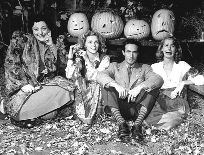 4 ноября 1940 года - Лица  из тыквы, сделанные  руками актеров Аделаиды Клейн, Дорис Дадли, Карлтона Янга и Джун Хавок и попытка чуть соответствовать им.