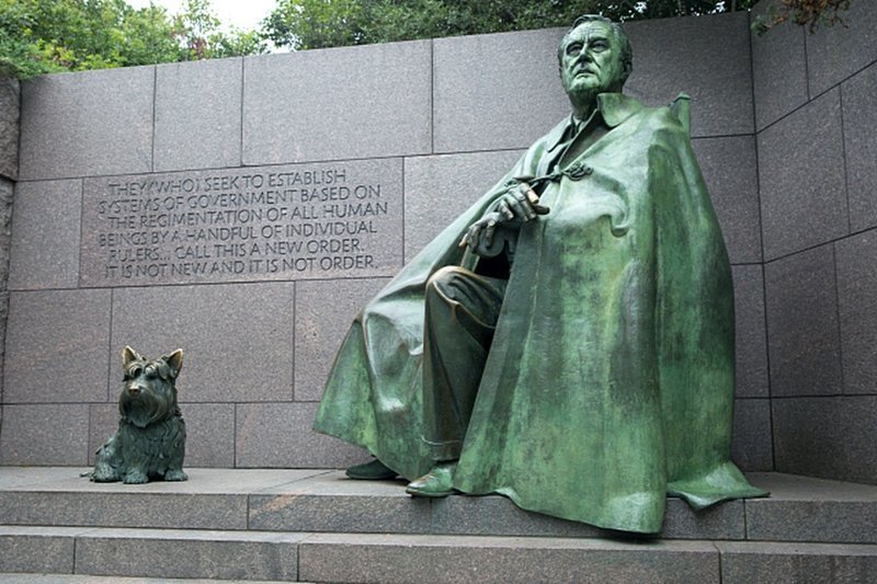 Франклин Д. Рузвельт и его собака Фала. Часть мемориала президента США в Вашингтоне, округ Колумбия, разработанная Лоуренсом Хальприном.
