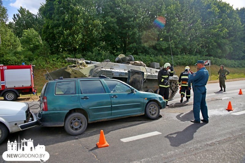 В Беларуси БМП наехала на легковой автомобиль, водитель чудом не пострадал