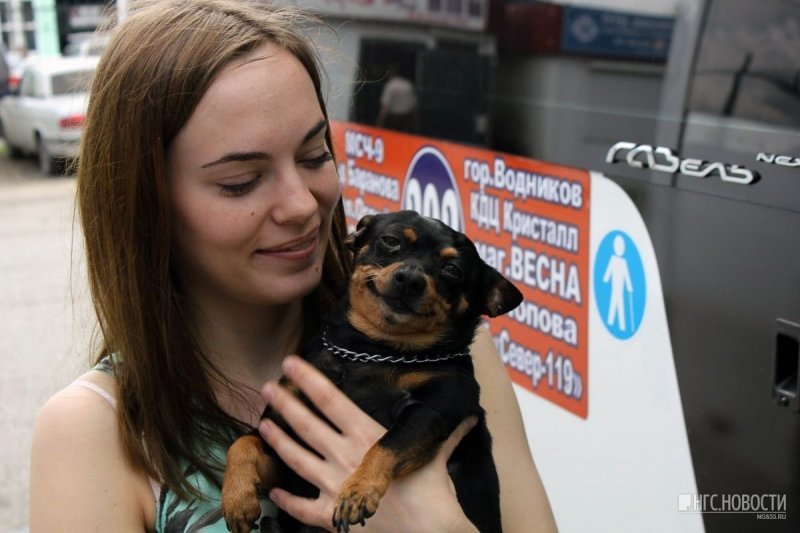 Олег Попов говорит, что Чарлик поднимает настроение всем пассажирам. Даже очень расстроенный ребенок при виде собаки вытирает слезы, начинает смеяться и улыбаться.