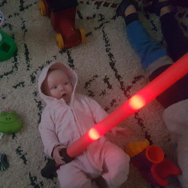Малышка со световым мечом