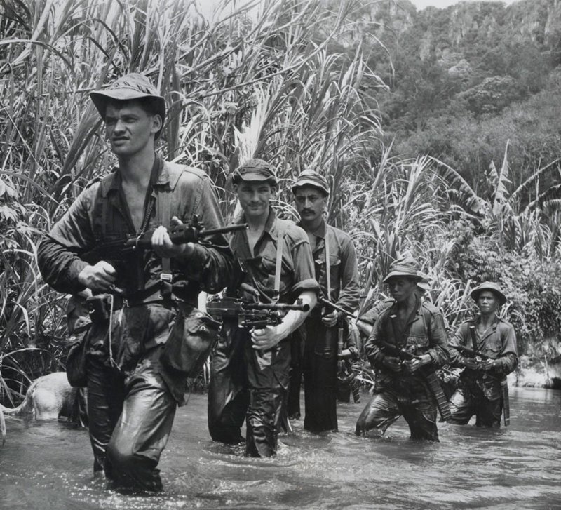 Солдаты из Новой Зеландии (участвовала в войне как союзник Англии) и Малайи патрулируют джунгли, около 1957 г.