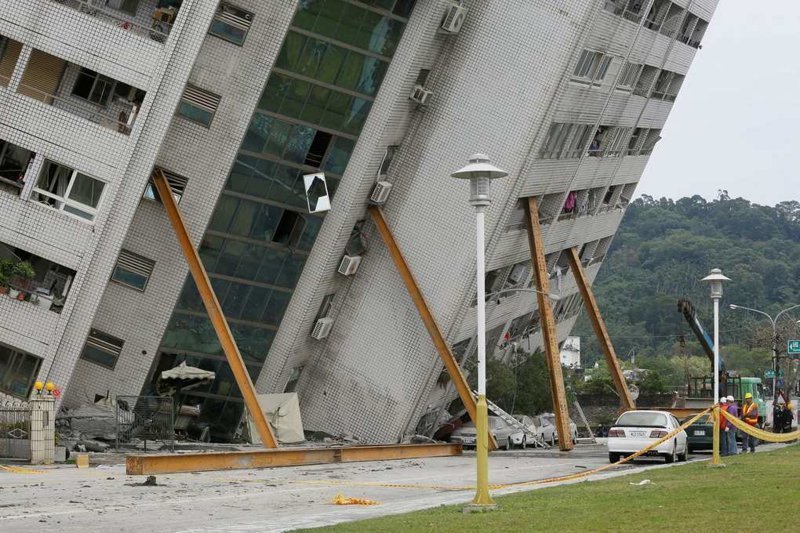 3. После землетрясения на Тайване власти не давали этому зданию упасть, в то время как спасатели проводили эвакуацию. Когда всех жителей эвакуировали, он рухнул