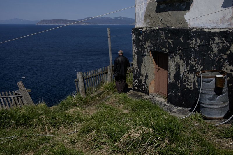 Документальный фотопроект о жизни и быте одинокого смотрителя маяка в Охотском море