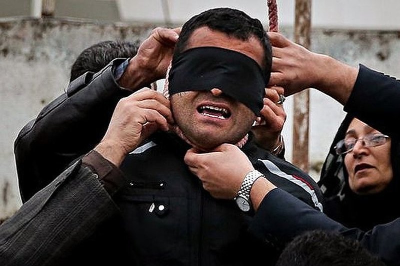 В Иране для того, чтобы заменить смертную казнь на пожизненное семья осужденного может выплатить компенсацию семье пострадавшего (в случае убийства)