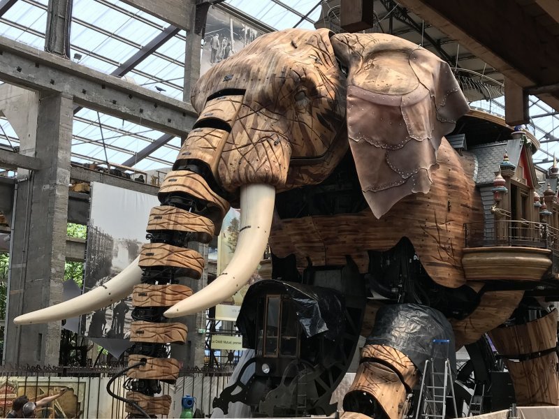 Гигантский механический слон в городе Нант