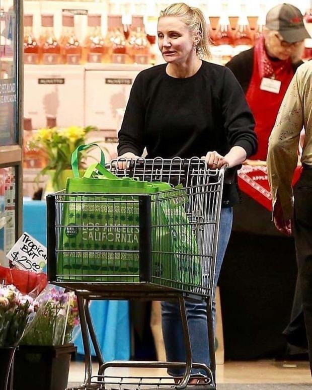 5. Кэмерон Диаз - 45-летнюю актрису недавно заметили в супермаркете