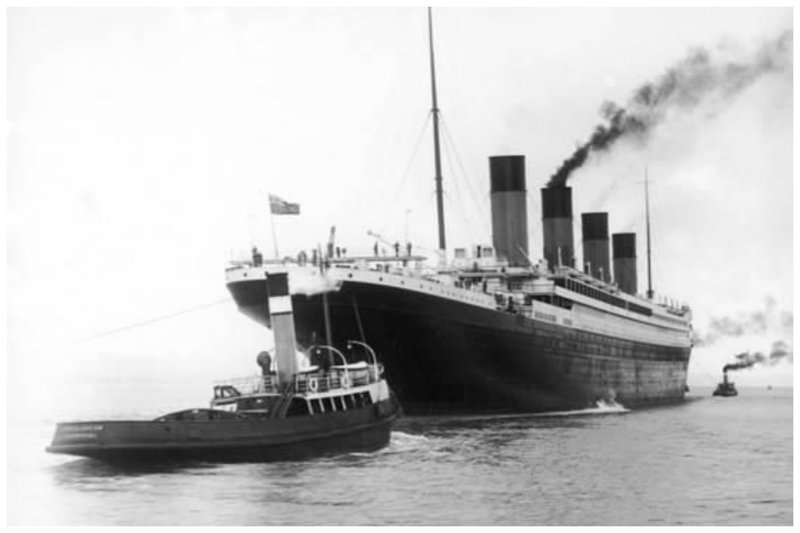 «Титаник» уходит из Белфаста в Ирландию в Саутгемптон, Англия, для своего первого рейса Нью-Йорк, США.