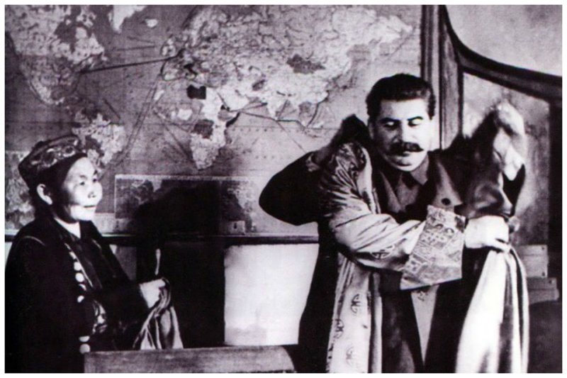 Сталин примеряет халат в 1936 году на встрече с бурятской делегацией