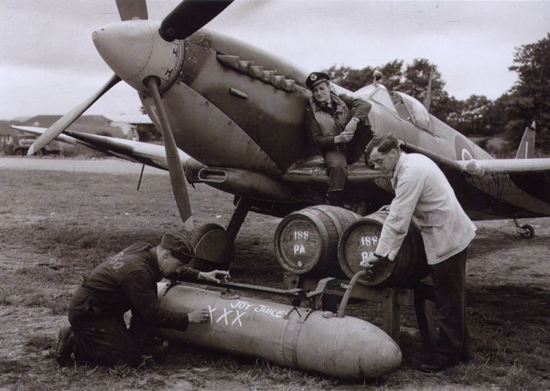Британские пивовары заполняют баки пивом для воюющих солдат