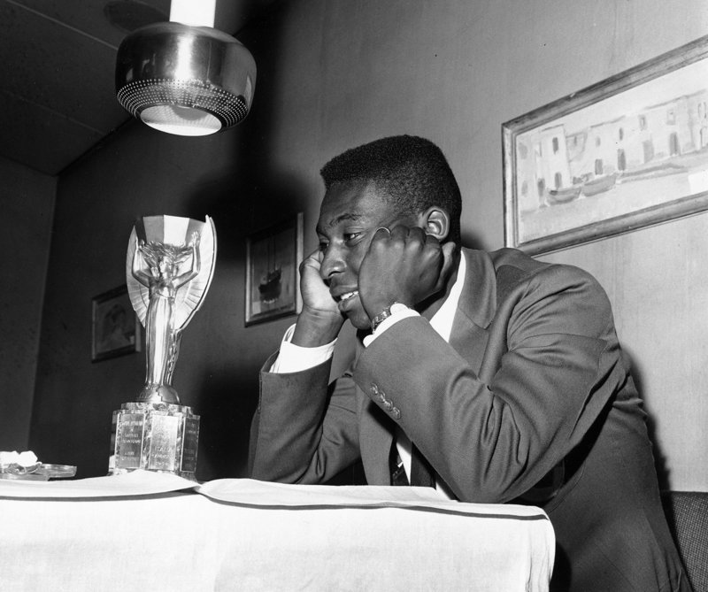 Пеле с кубком Чемпиона мира, 1958 год