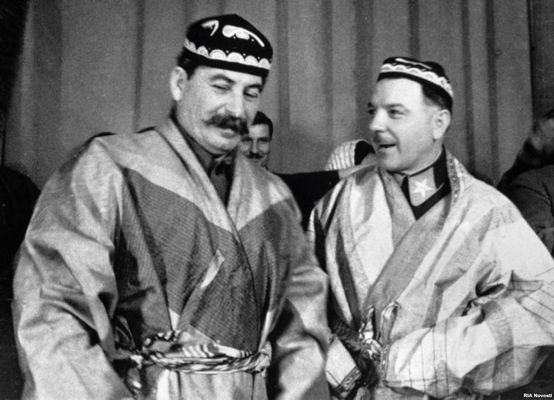 Сталин  и Ворошилов в тех самых узбекских халатах и тюбетейках