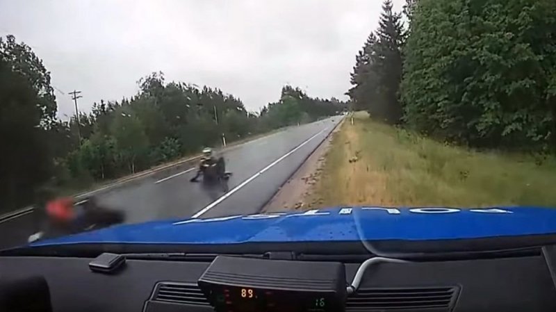 Мотоциклист испугался полиции и проскользил на пятой точке по мокрому асфальту