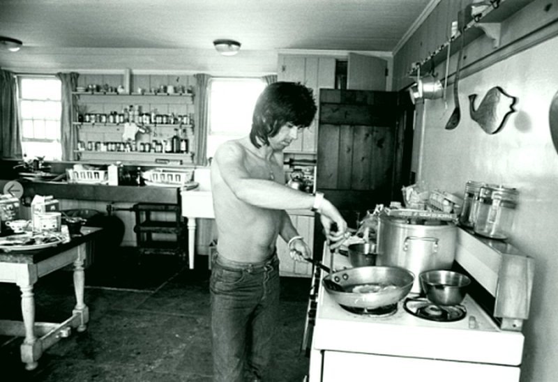 Кит Ричардс готовит на кухне дома Монтаука Энди Уорхола, 1975
