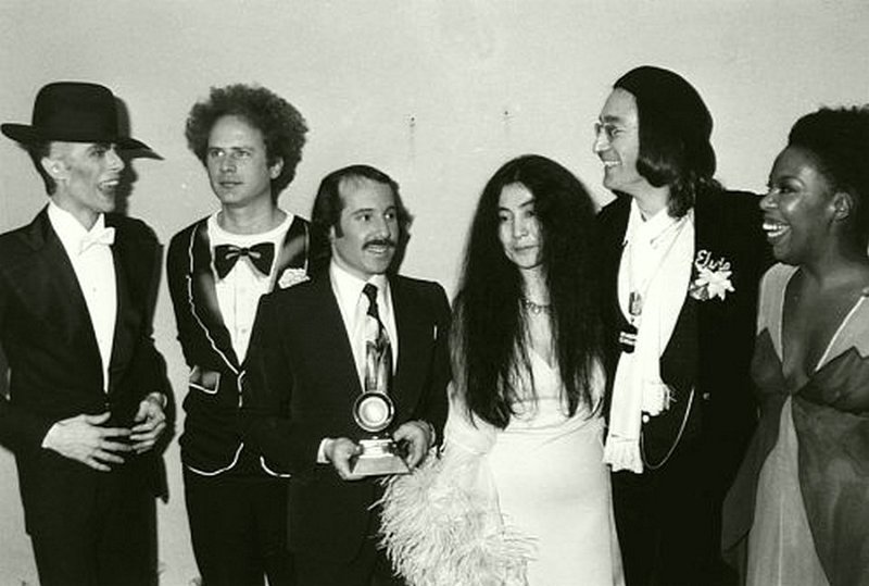 Дэвид Боуи, Арт Гарфанкел, Пол Саймон, Йоко Оно, Джон Леннон и Роберта Флэк, присутствовавшие на премиях Грэмми в Нью-Йорке 1 марта 1975 года.
