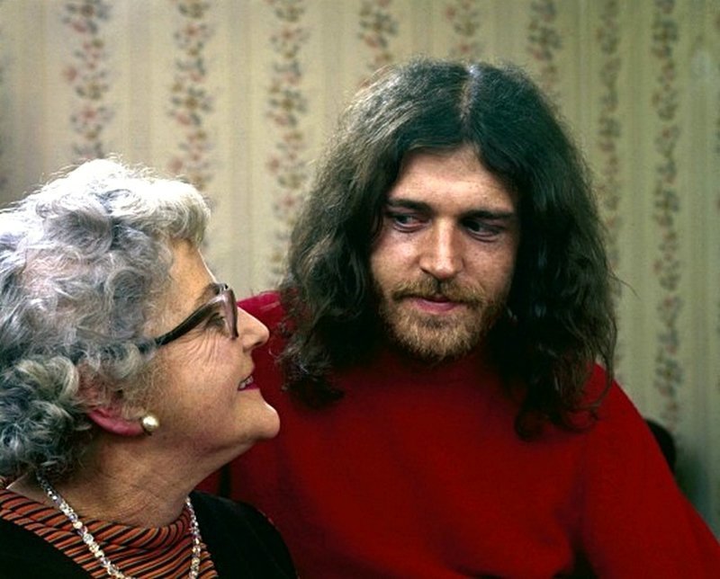 Рок-звезды со своими родителями для журнала Life, 1971. Джо Кокер с мамой. Фотографии Джона Олсона