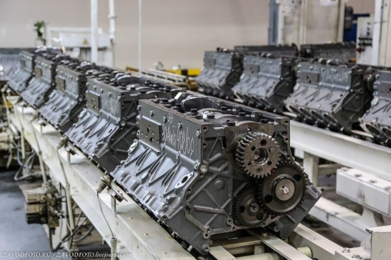 На заводе несколько сборочных линий, тут собирают, как классические V-образные «восьмёрки», так и совсем недавно начали собирать новый мотор Р6.