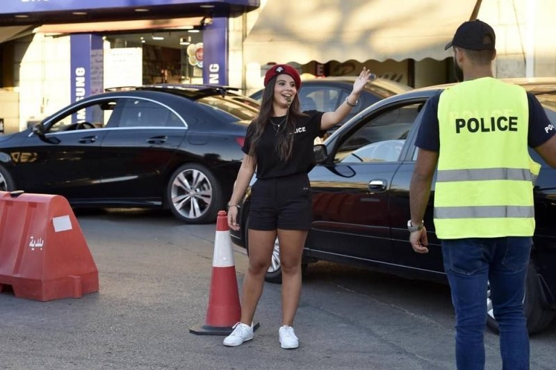В Ливане молодых девушек-полицейских одели в коротенькие шорты ради туристов
