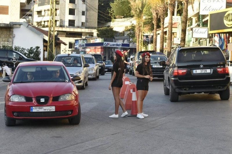 В Ливане молодых девушек-полицейских одели в коротенькие шорты ради туристов