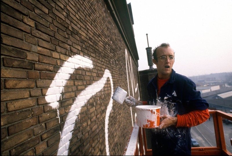 В 1986 году в Амстердаме открылась выставка Кита Харинга, и за два дня он расписал стену склада музея